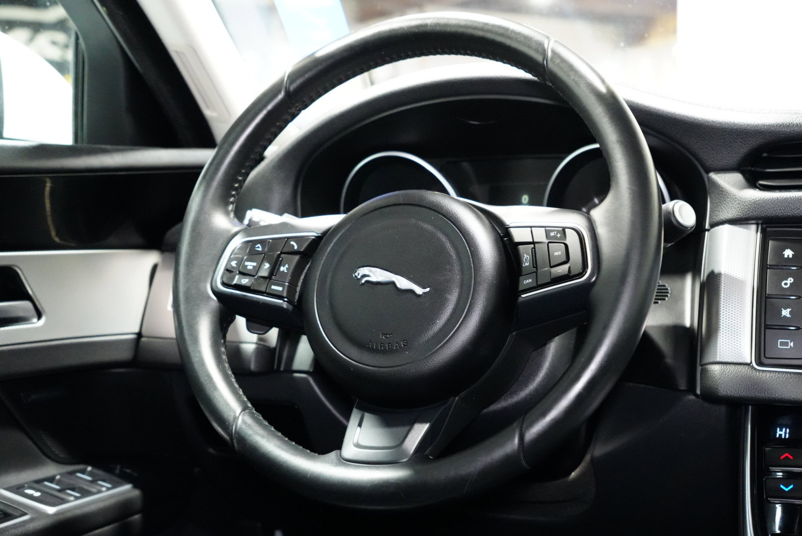 Used 2016 Jaguar XF Premium image 13