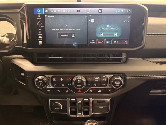 Used 2024 Jeep Wrangler Unlimited Sahara w/ Technology Group AWD/4WD image 32