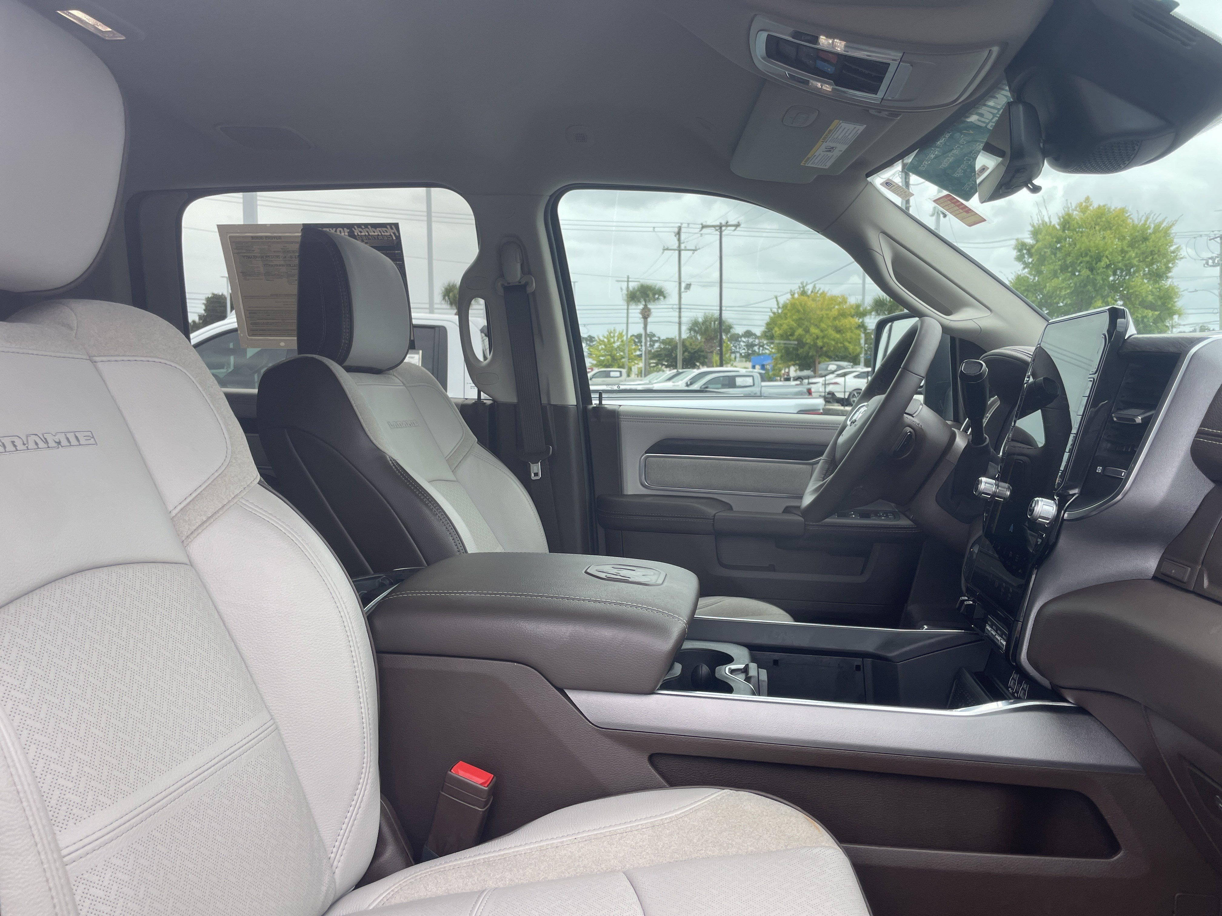 Used 2025 RAM 3500 Laramie AWD/4WD image 28