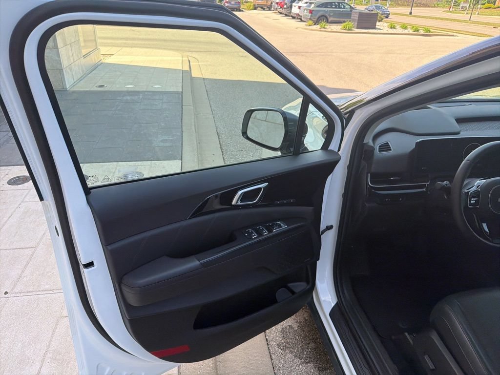 Used 2025 Kia Carnival SX Prestige FWD image 11