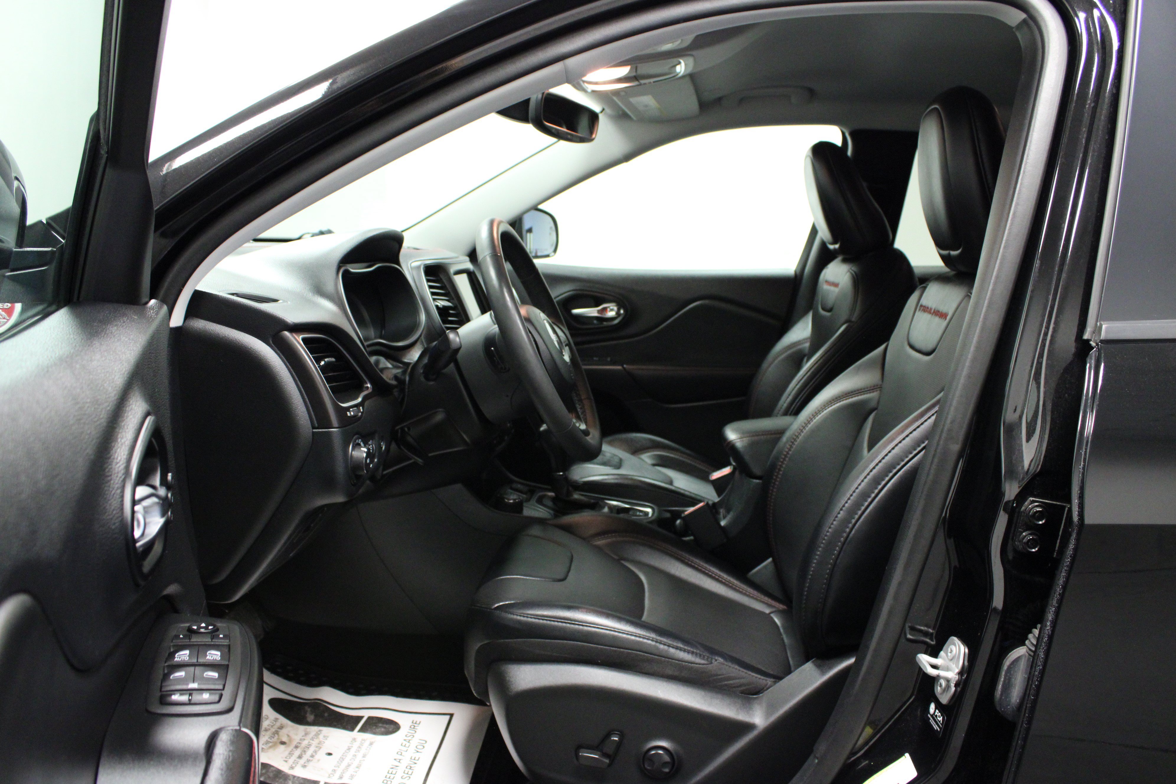 Used 2022 Jeep Cherokee Trailhawk w/ Premium Leather Package AWD/4WD image 12