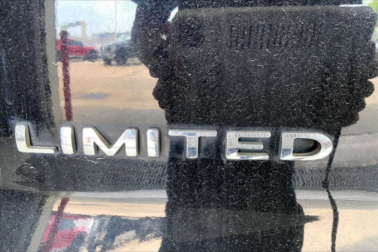 Used 2017 Ford Explorer Limited w/ Equipment Group 301A FWD image 9