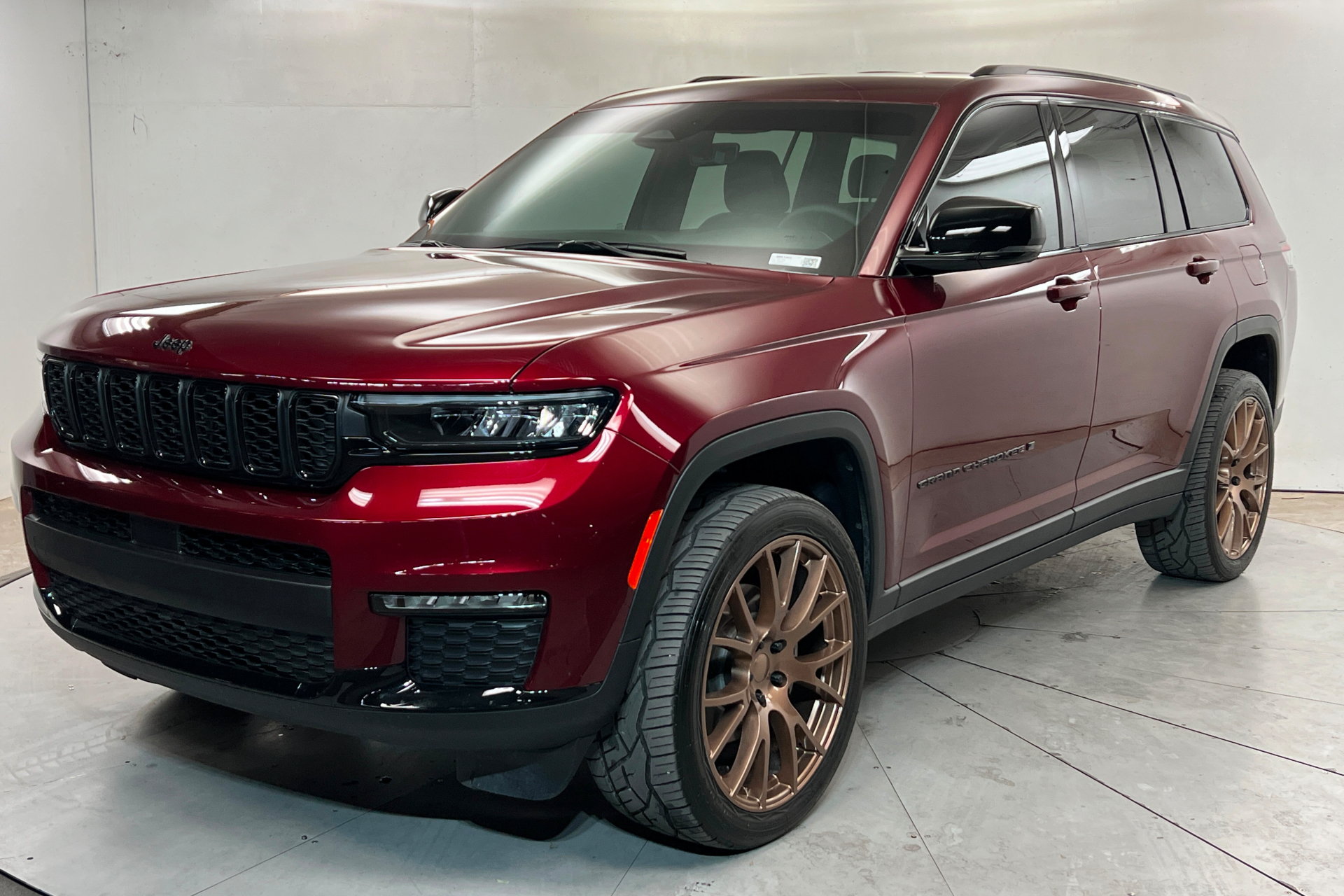 Used 2025 Jeep Grand Cherokee L Limited w/ Black Appearance Package AWD/4WD image 1