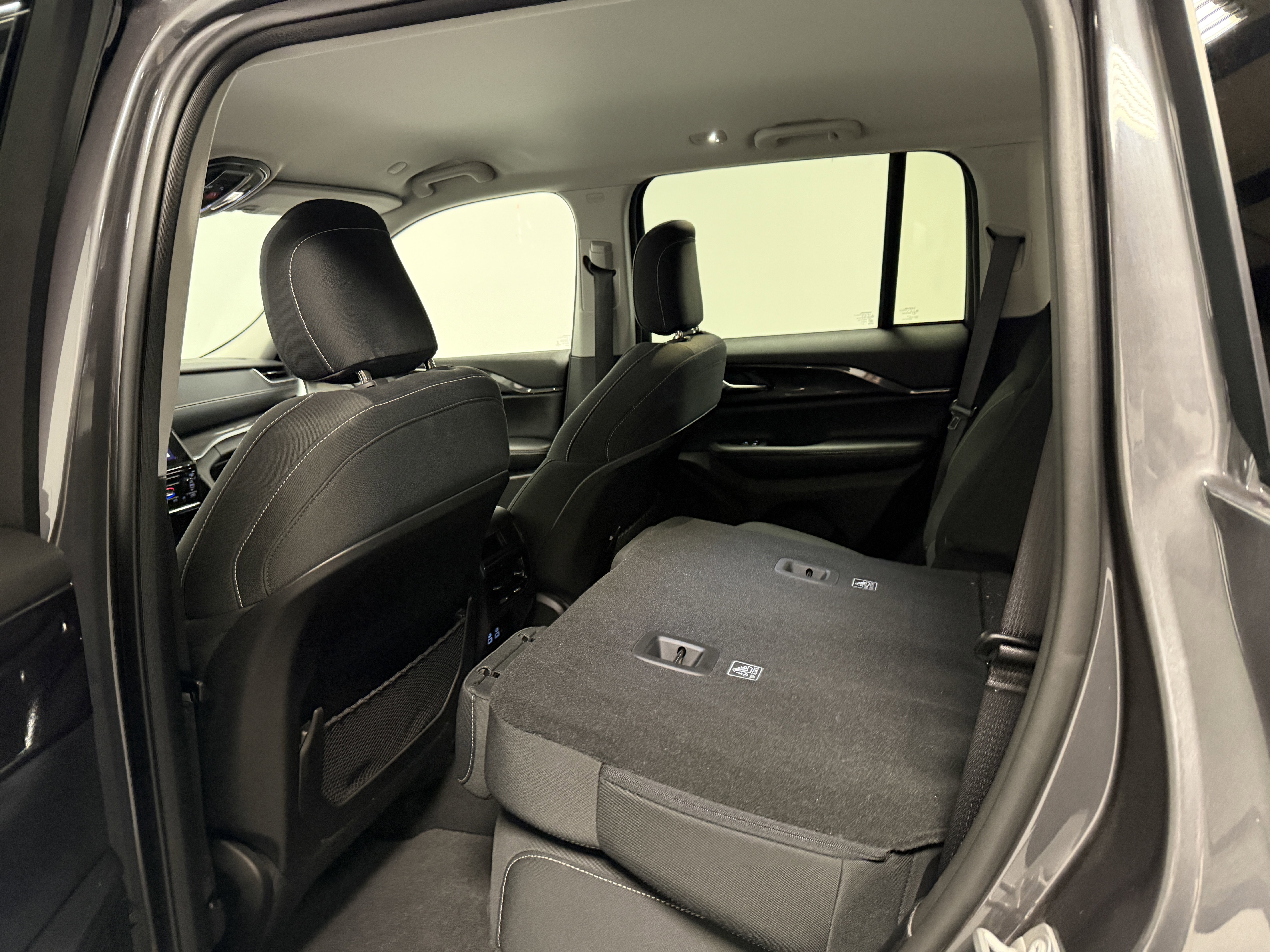 Used 2023 Jeep Grand Cherokee Laredo image 28