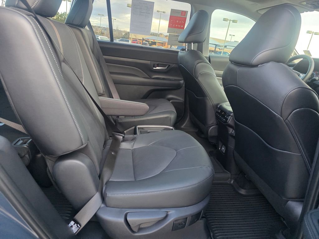 Used 2026 Toyota Grand Highlander Platinum image 25