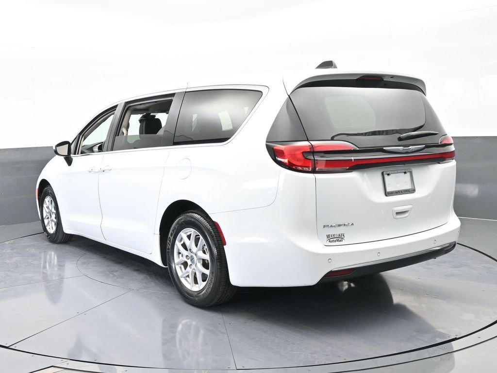 Used 2023 Chrysler Pacifica Touring-L image 4