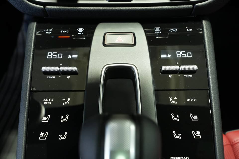 Certified 2026 Porsche Macan Turbo AWD/4WD image 21