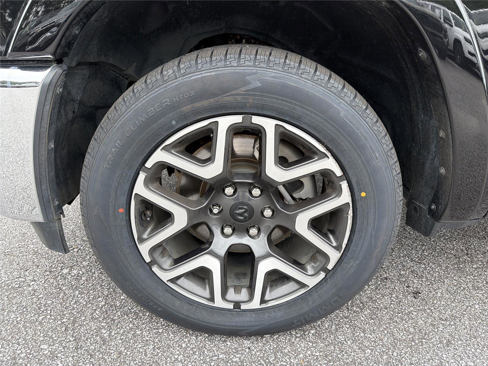 Used 2025 RAM 1500 Laramie AWD/4WD image 10