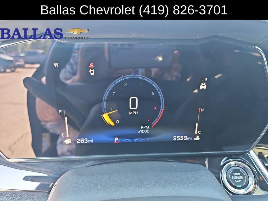 Used 2025 Chevrolet Trax RS w/ Sunroof Package FWD image 11