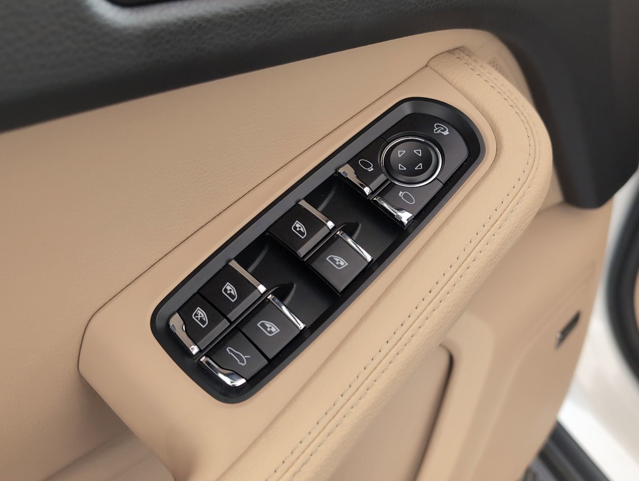 Used 2025 Porsche Macan image 26