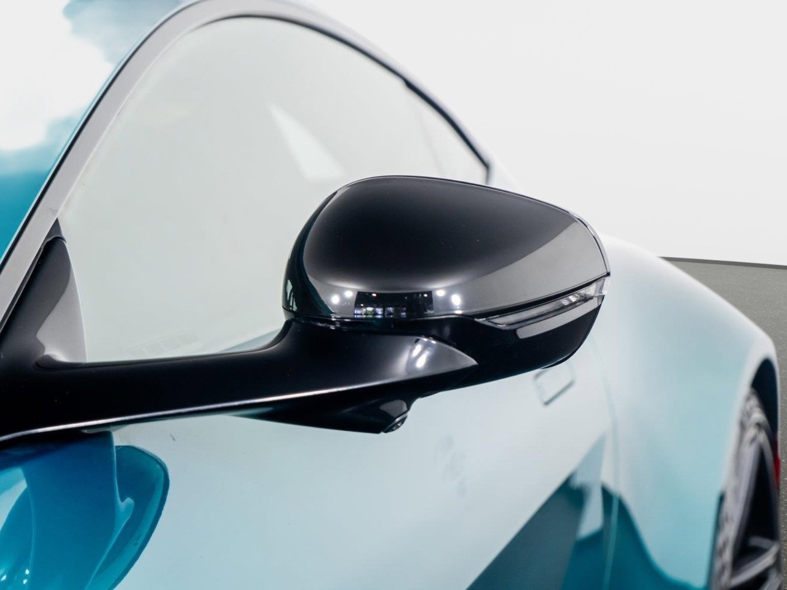 Used 2025 Aston Martin V8 Vantage Coupe image 28