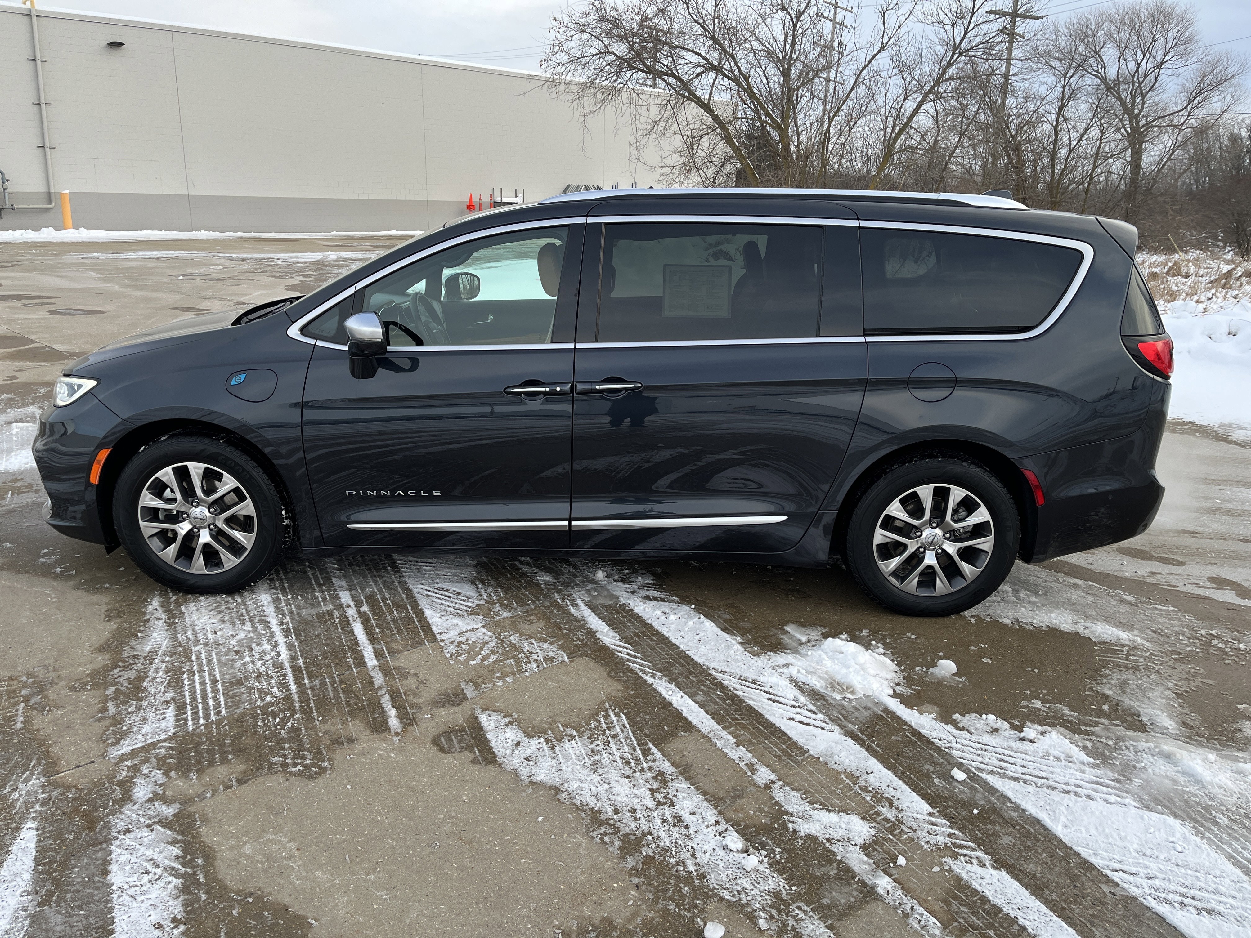 Used 2021 Chrysler Pacifica Pinnacle image 3