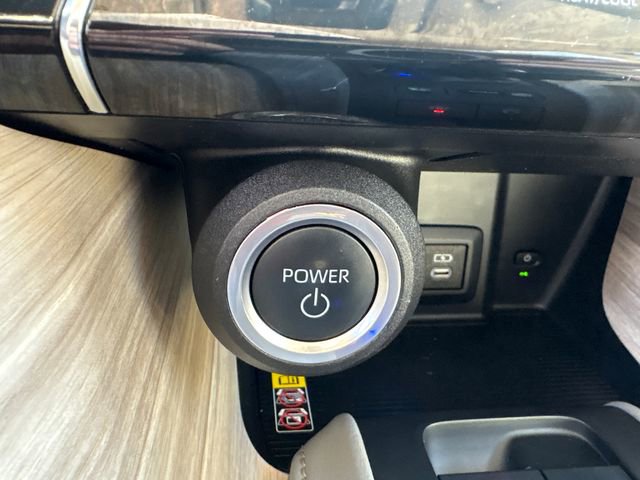 Used 2024 Toyota Venza XLE image 31