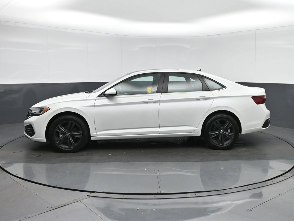 Used 2024 Volkswagen Jetta SE FWD image 4