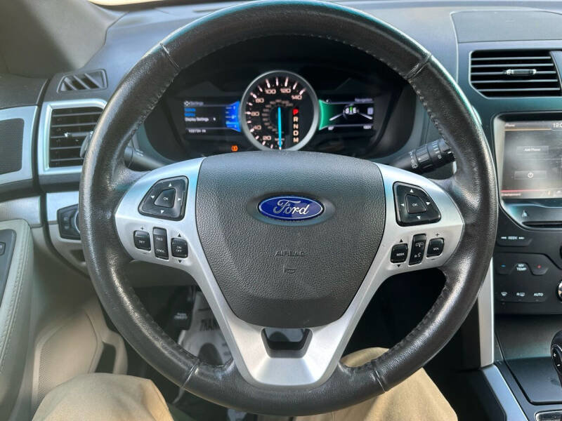 Used 2015 Ford Explorer XLT w/ Equipment Group 202B image 31