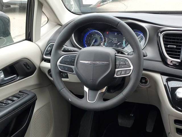 Used 2024 Chrysler Pacifica Touring-L FWD image 25