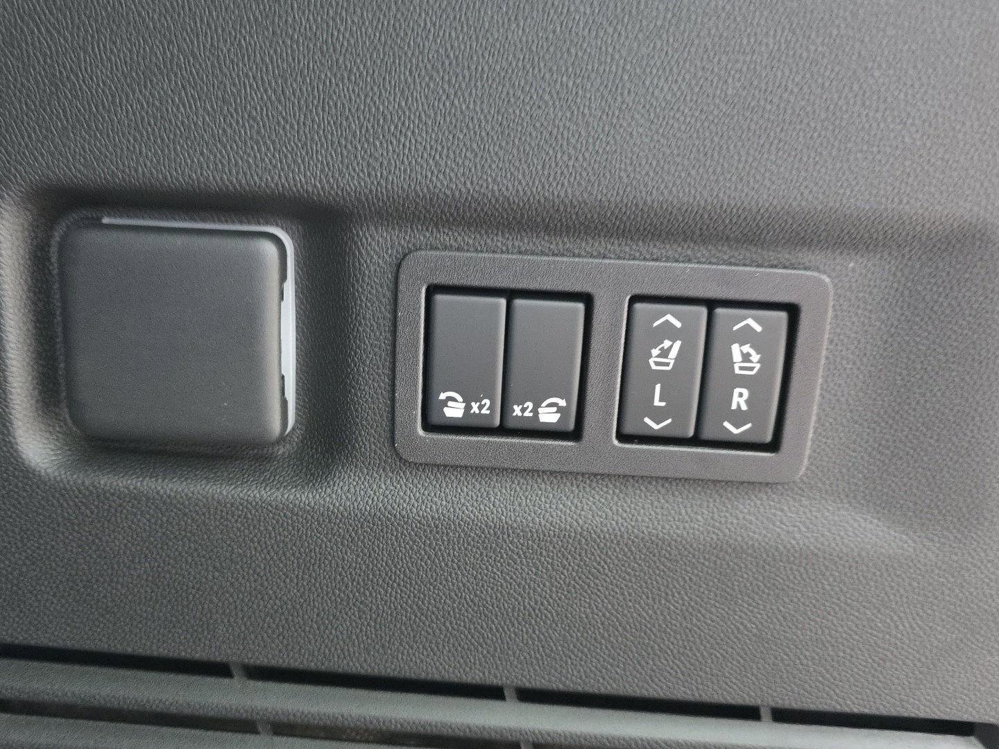 New 2025 Chevrolet Suburban Premier image 29