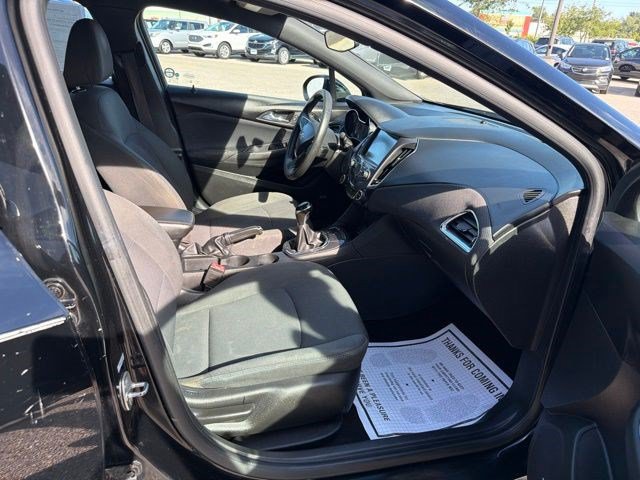 Used 2017 Chevrolet Cruze LT FWD image 20