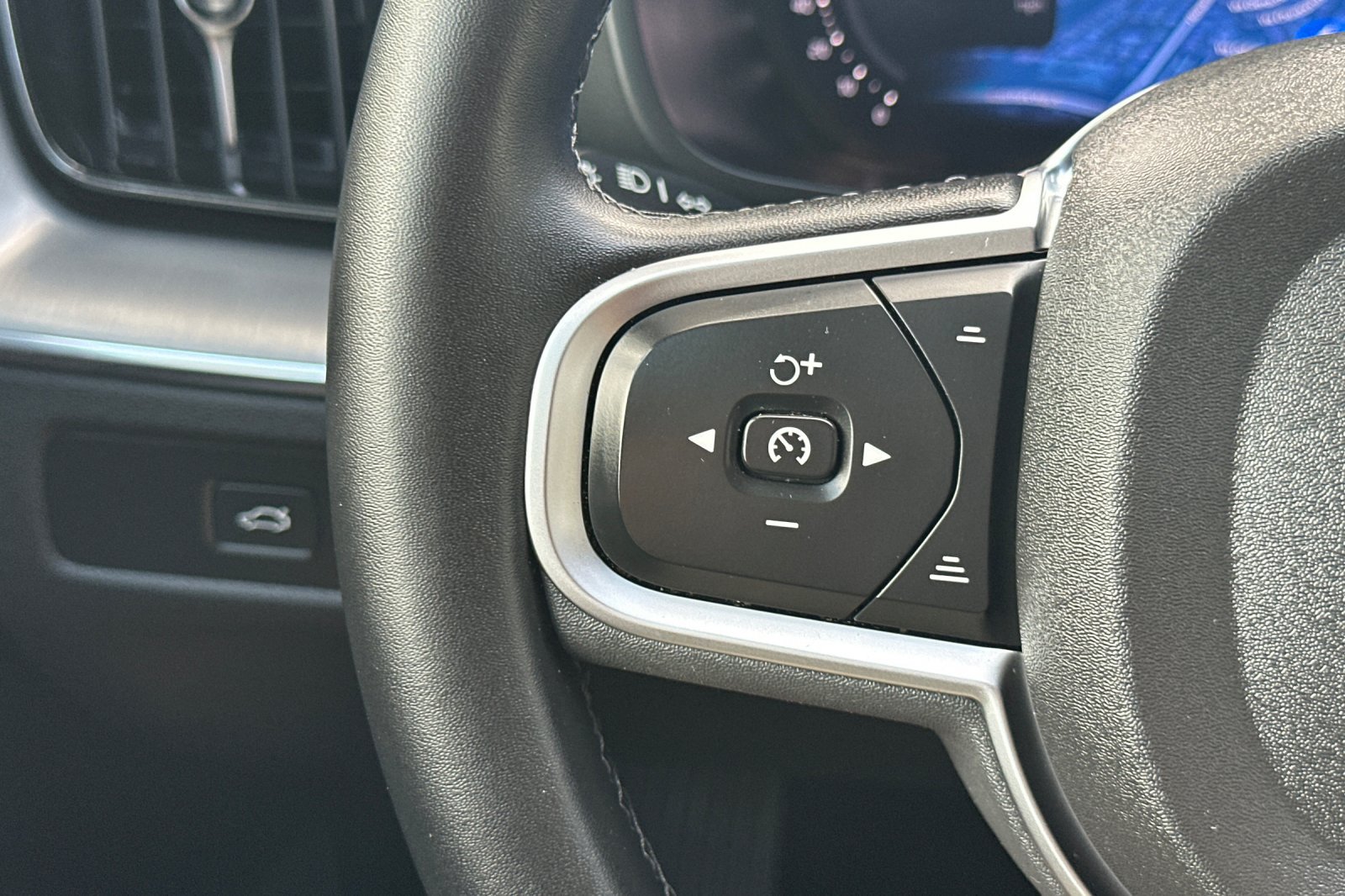 Certified 2025 Volvo XC60 B5 Core AWD/4WD image 29