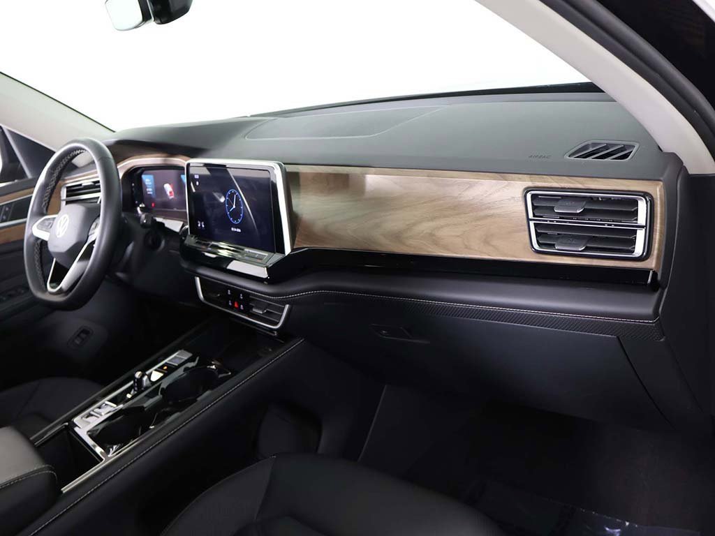 Used 2024 Volkswagen Atlas SE image 28