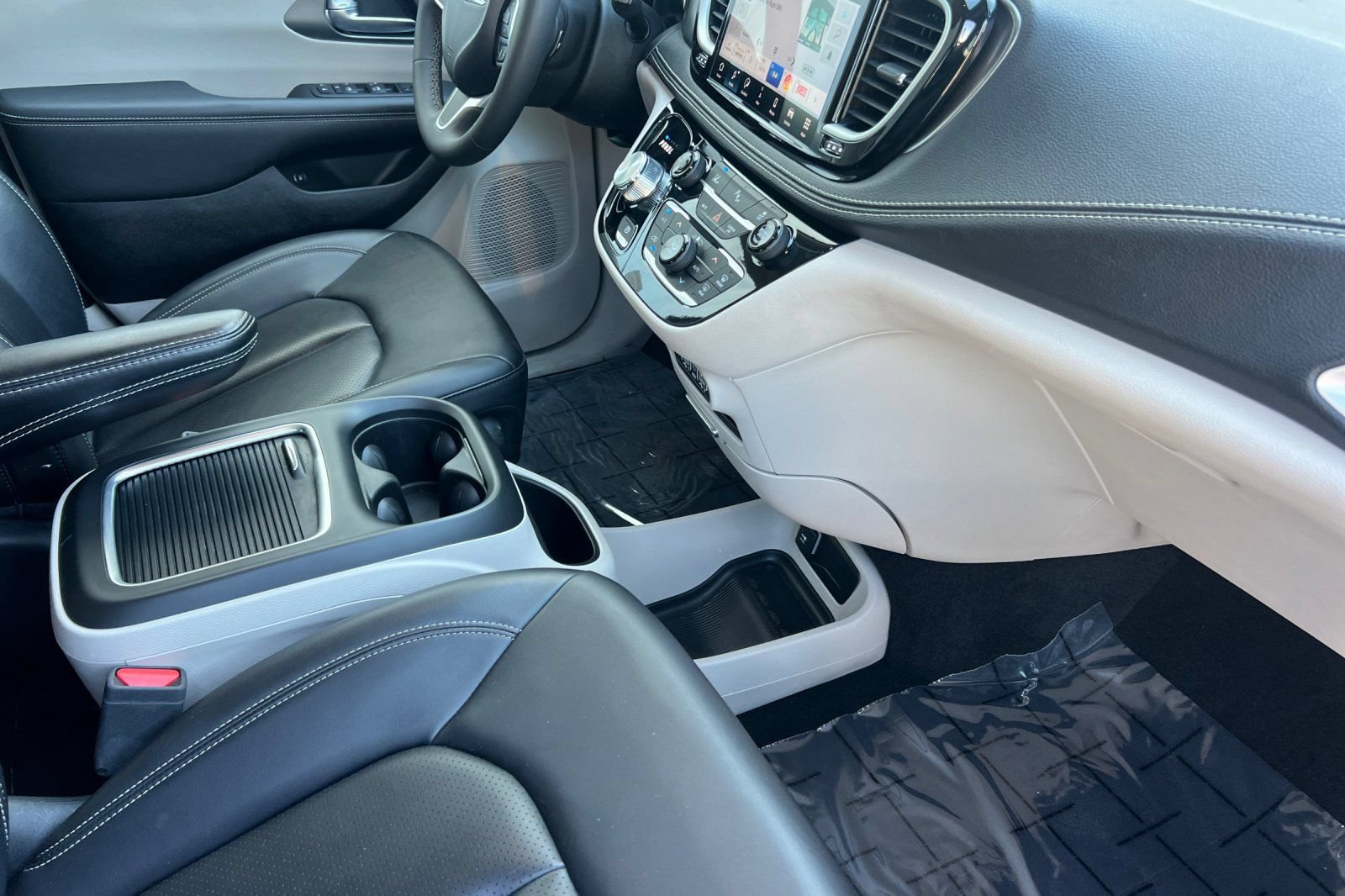 Used 2024 Chrysler Pacifica Limited FWD image 20