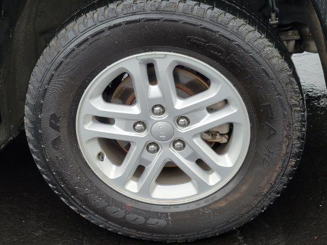 Used 2025 Jeep Grand Cherokee Laredo AWD/4WD image 34