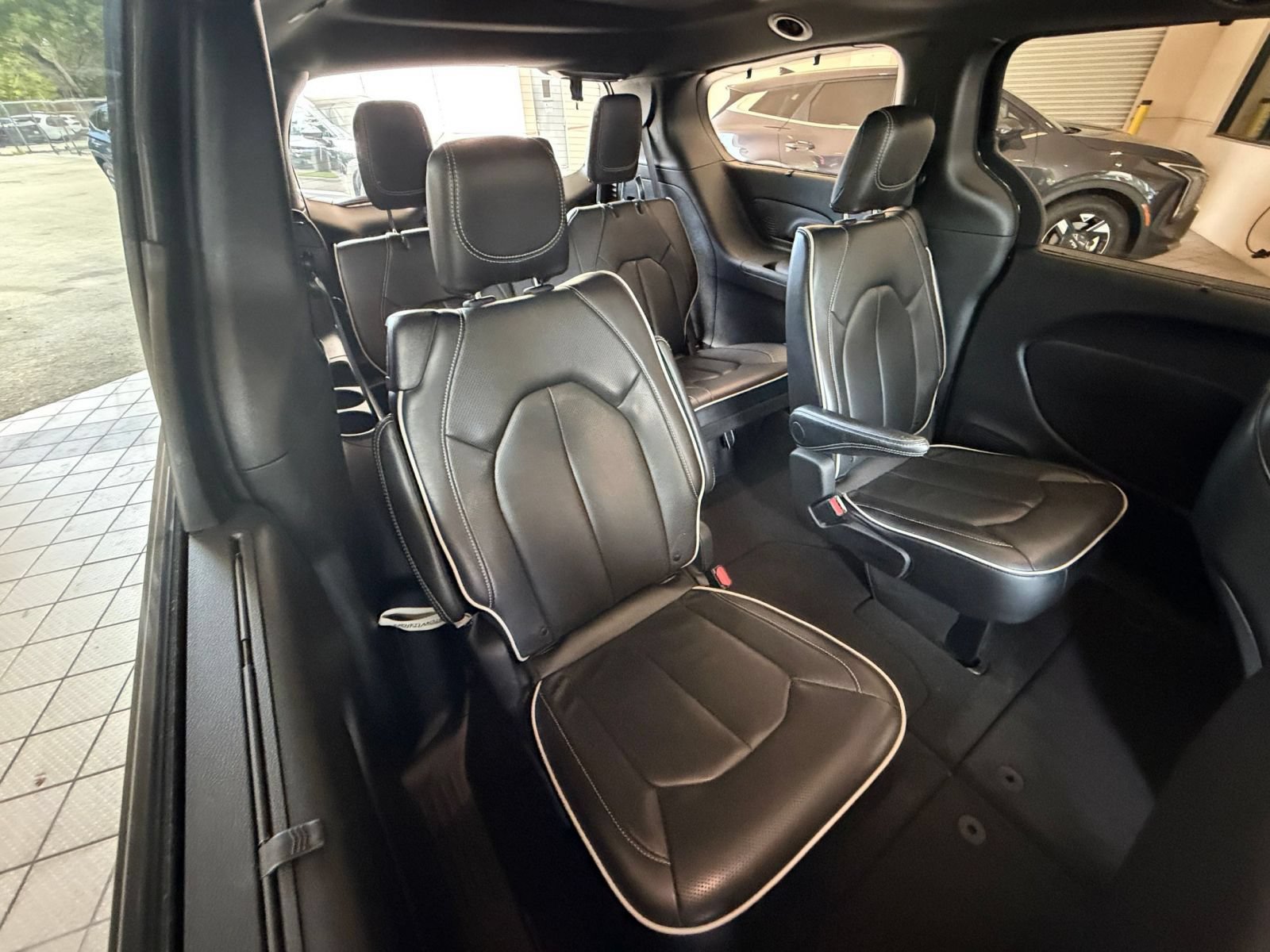 Used 2025 Chrysler Pacifica Limited FWD image 36
