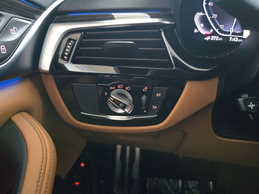 Used 2021 BMW 530e xDrive w/ M Sport Package AWD/4WD image 27