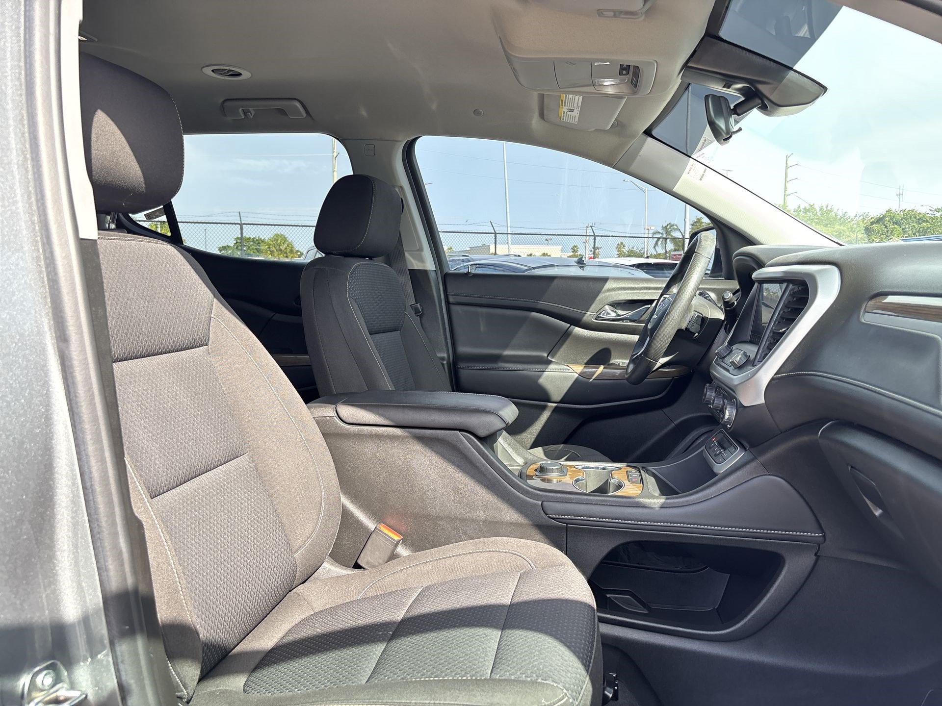 Used 2023 GMC Acadia SLE FWD image 23