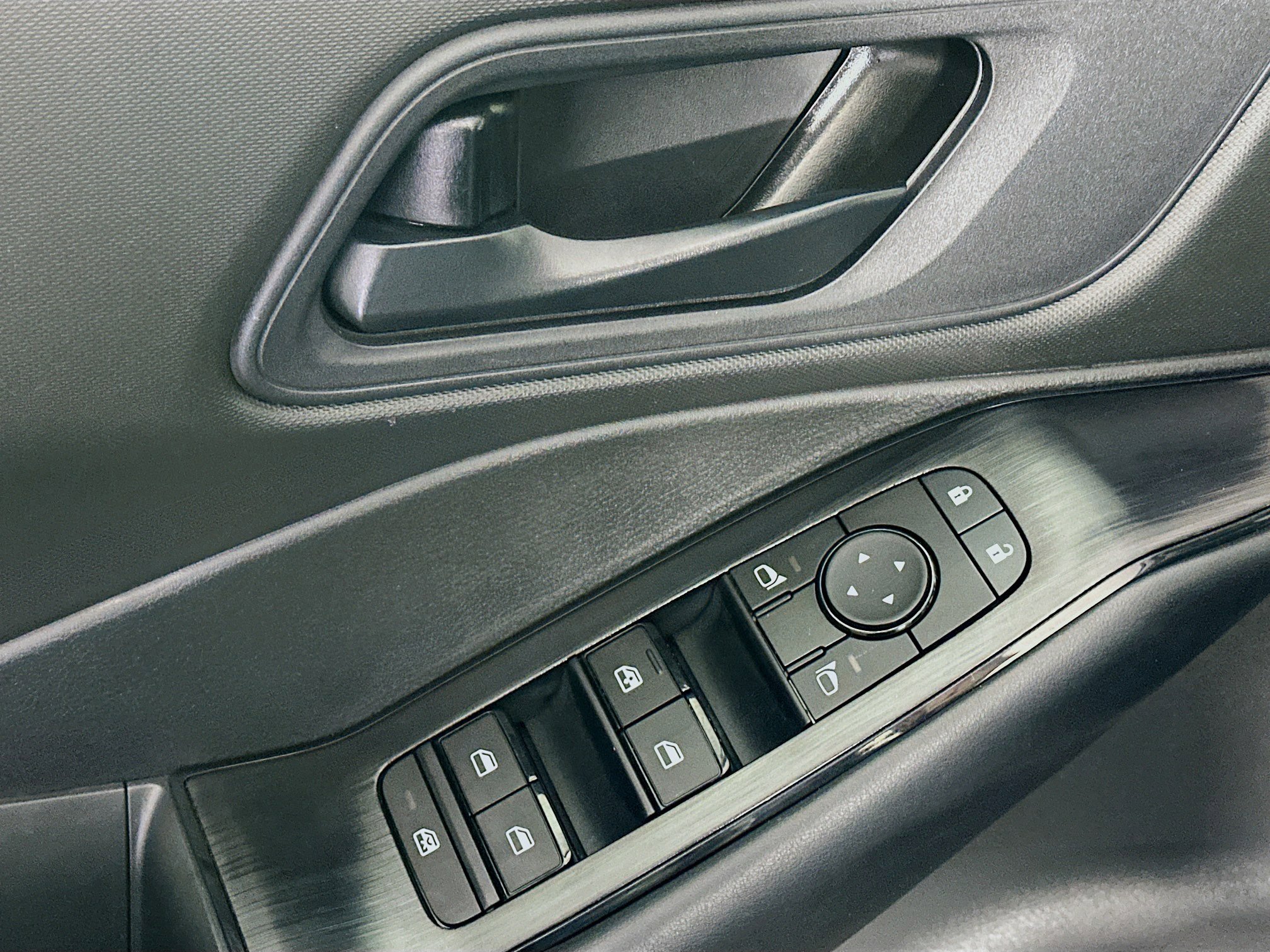 Used 2025 Nissan Rogue S image 15