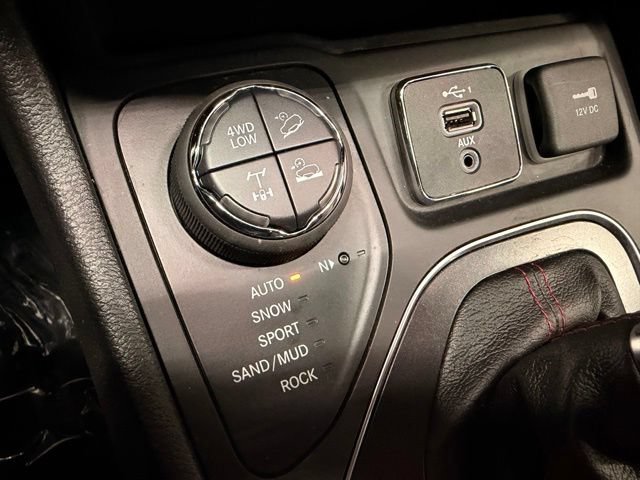 Used 2020 Jeep Cherokee Trailhawk w/ Comfort & Convenience Group AWD/4WD image 35