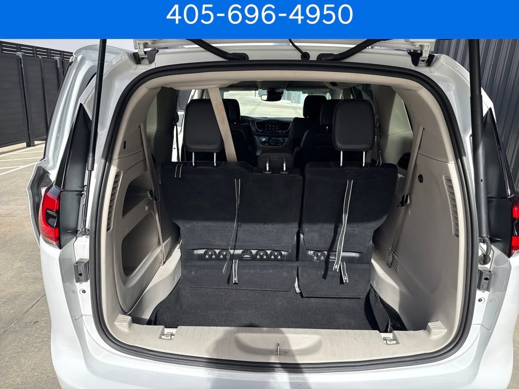 Used 2022 Chrysler Pacifica Touring-L image 18