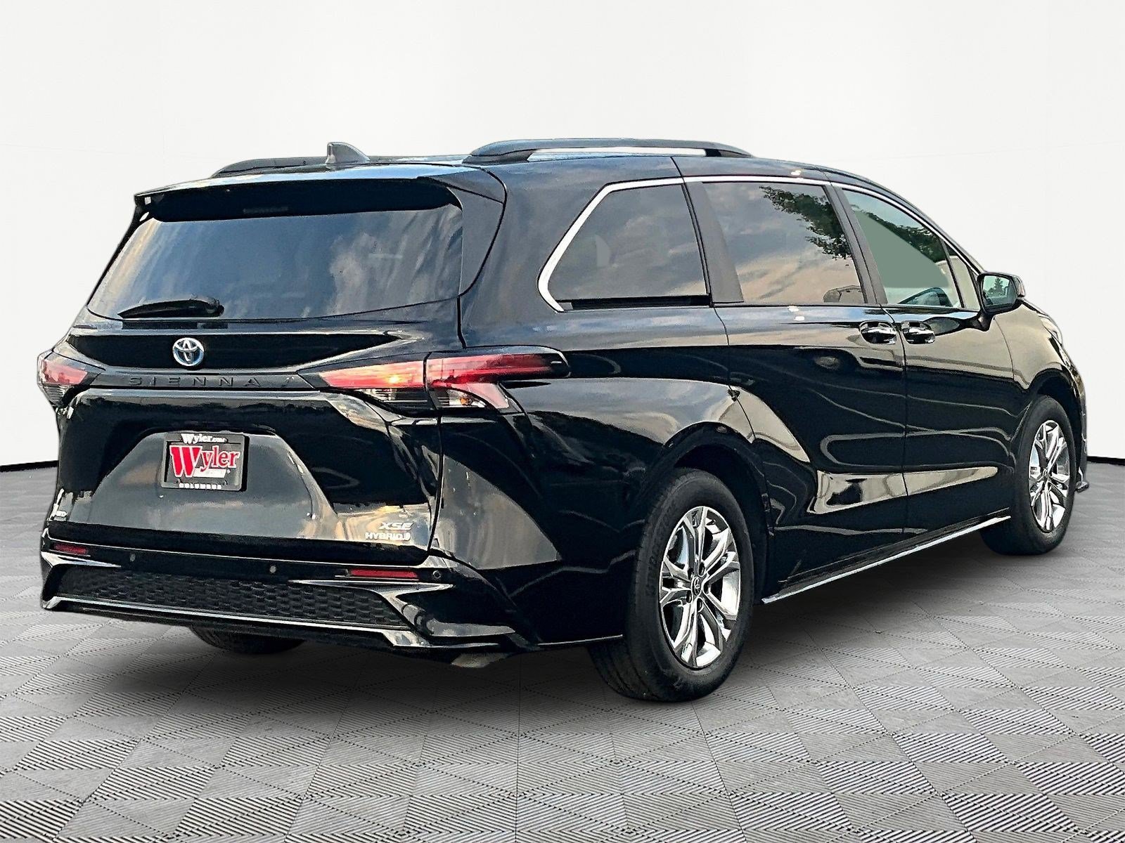 Used 2023 Toyota Sienna XSE w/ XSE Plus Package AWD/4WD image 6