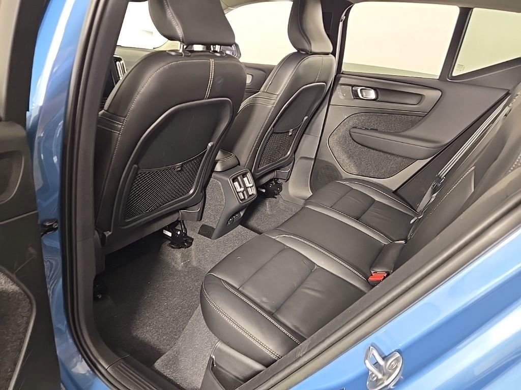 Certified 2023 Volvo XC40 B5 Plus w/ Climate Package AWD/4WD image 18