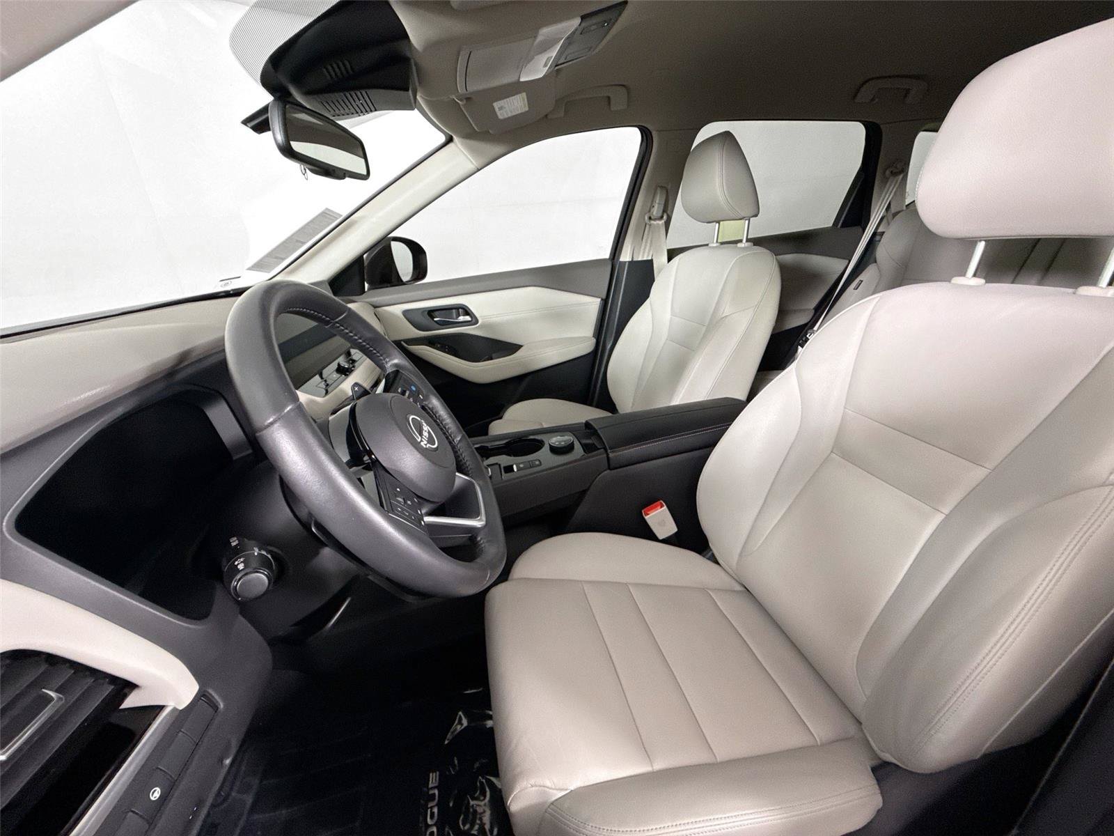 Used 2024 Nissan Rogue SL AWD/4WD image 3