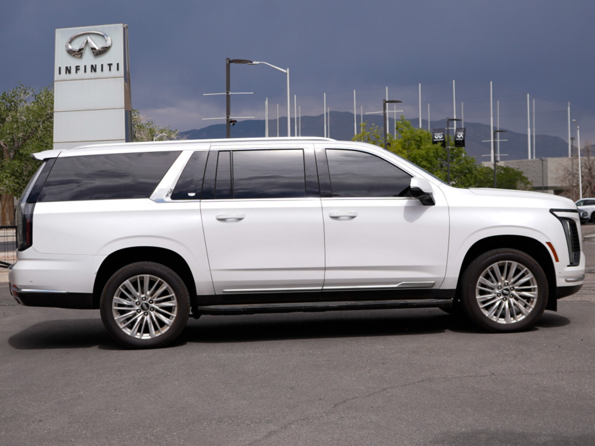 Used 2025 Cadillac Escalade ESV Premium Luxury AWD/4WD image 16
