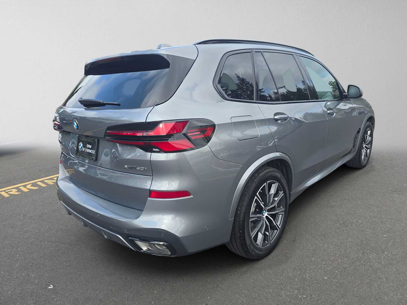 Used 2026 BMW X5 xDrive40i w/ M Sport Package AWD/4WD image 3