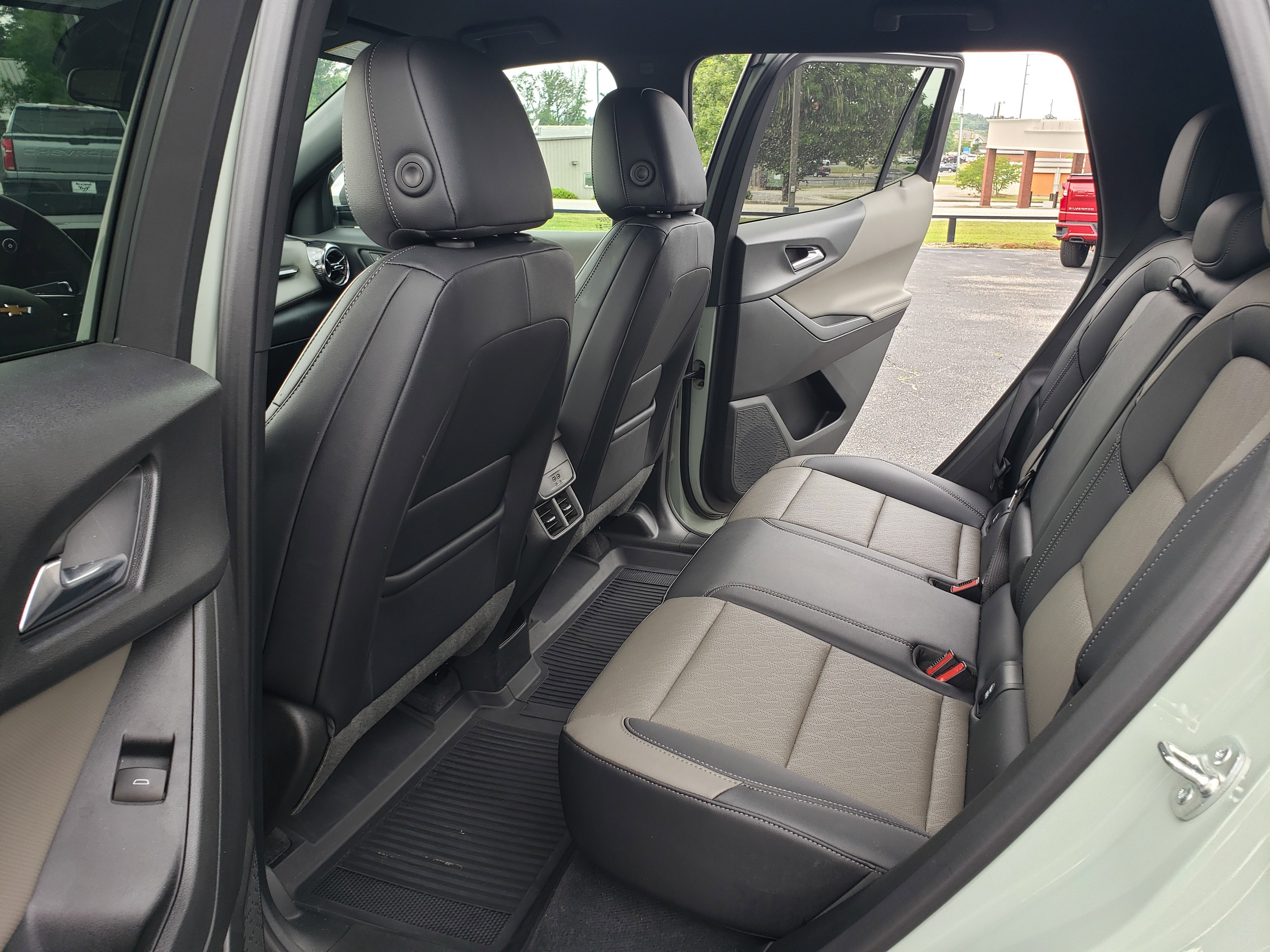 Used 2026 Chevrolet Equinox LT w/ Convenience Package II FWD image 35