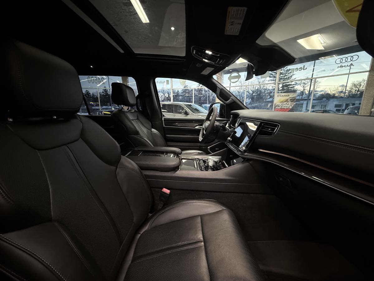 Used 2024 Jeep Wagoneer 4WD w/ Premium Group I image 38