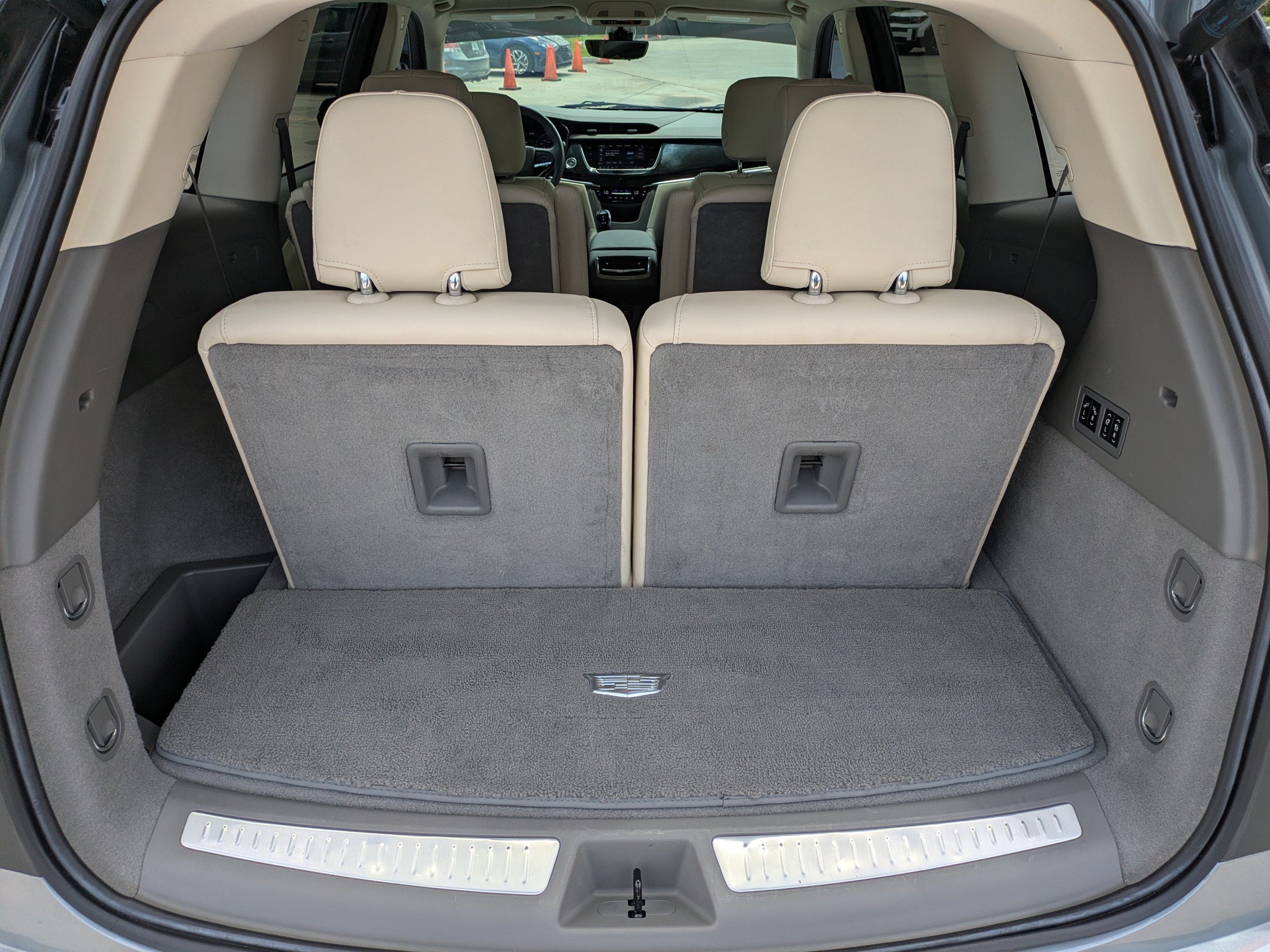 Used 2023 Cadillac XT6 Premium Luxury w/ Technology Package FWD image 11