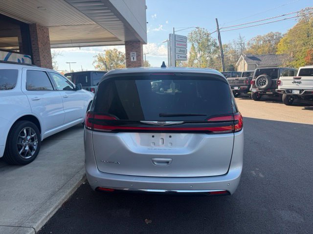 Used 2024 Chrysler Pacifica Touring-L FWD image 11