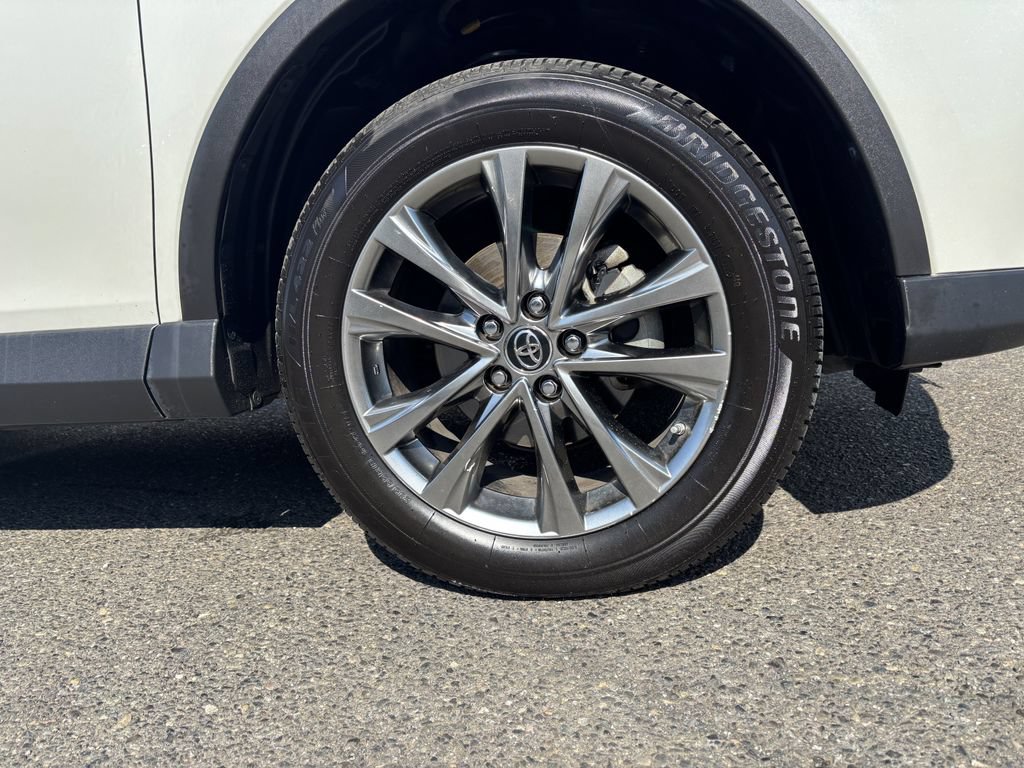 Used 2018 Toyota RAV4 Limited w/ Advanced Technology Package FWD image 9