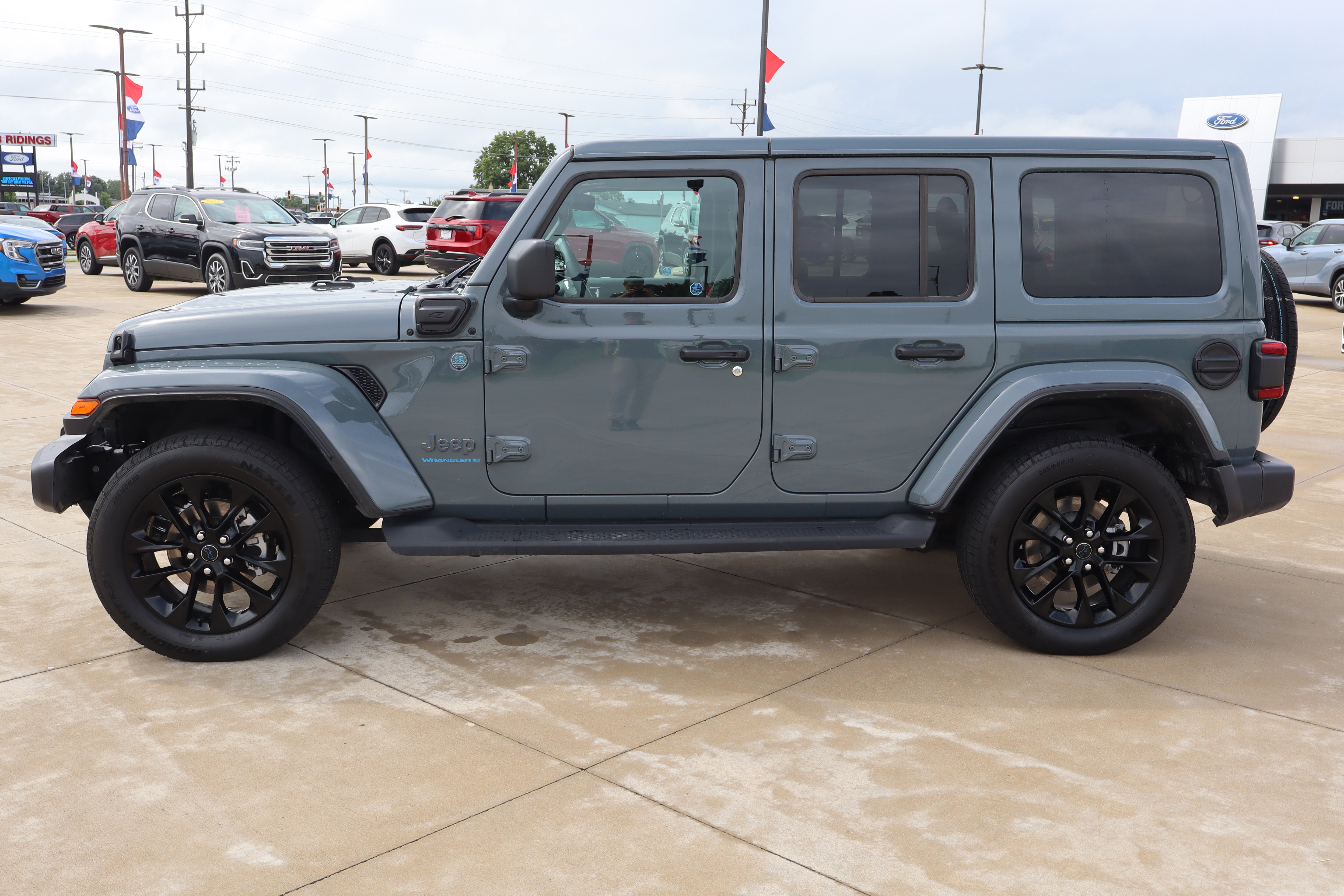 Used 2025 Jeep Wrangler Unlimited Sahara AWD/4WD image 8