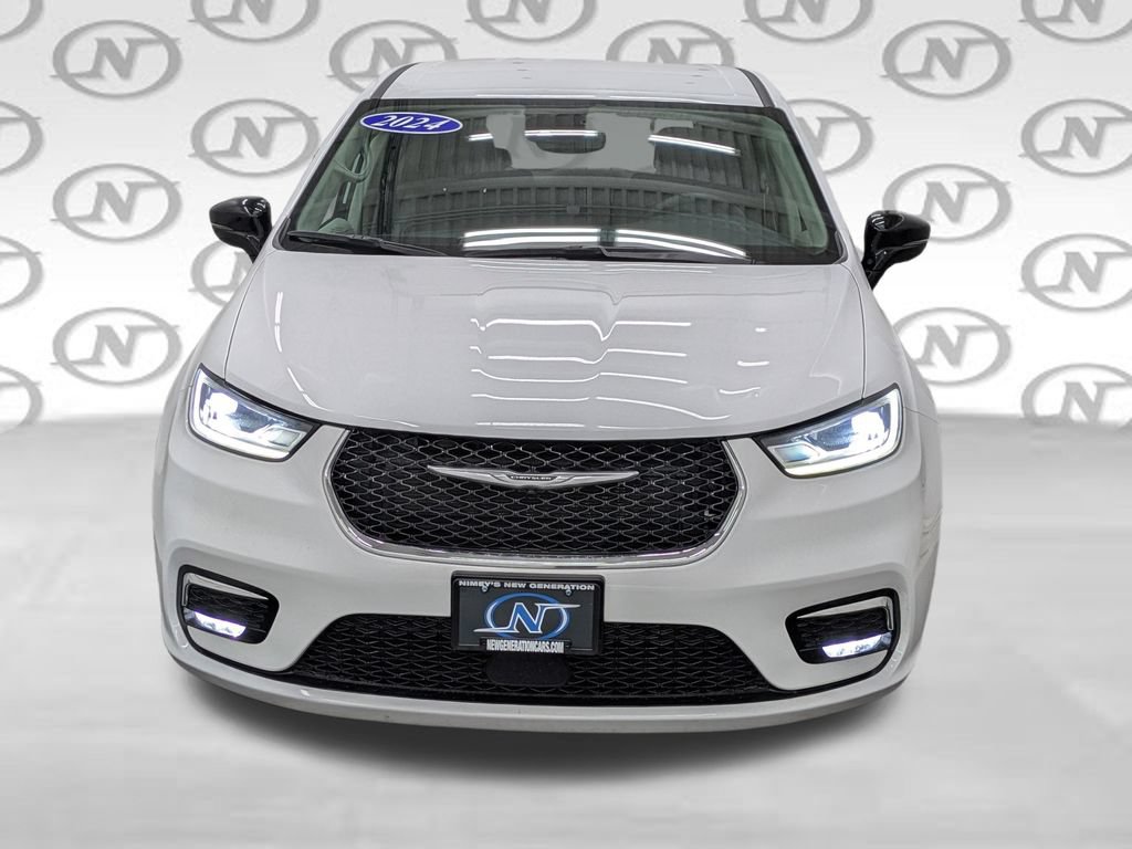 Used 2024 Chrysler Pacifica Touring-L FWD image 16