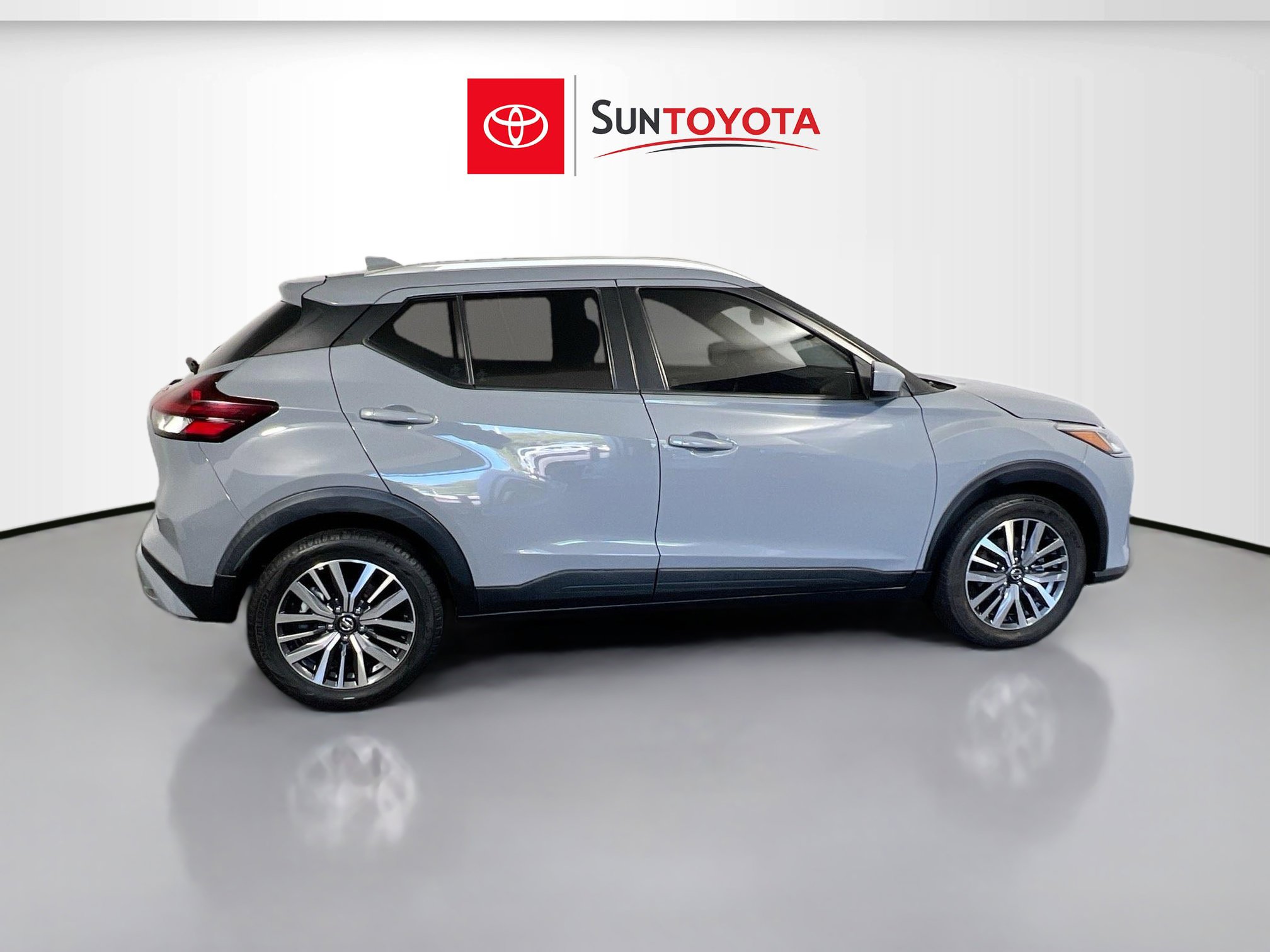 Used 2021 Nissan Kicks SV image 2