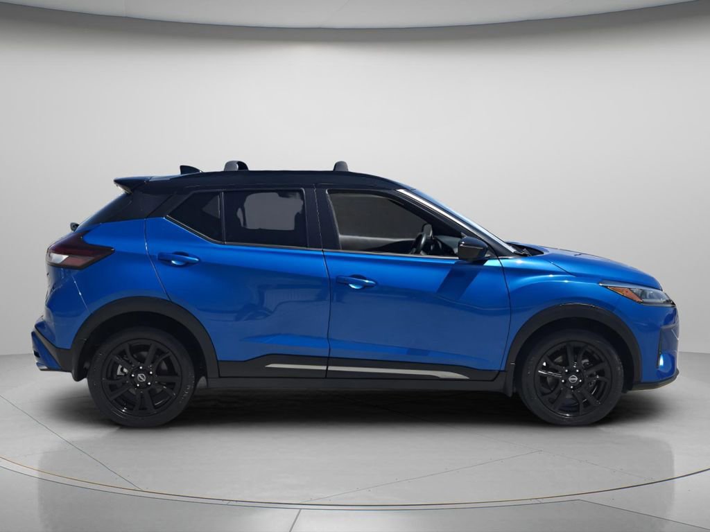 Used 2023 Nissan Kicks SR w/ SR Premium Package FWD image 3