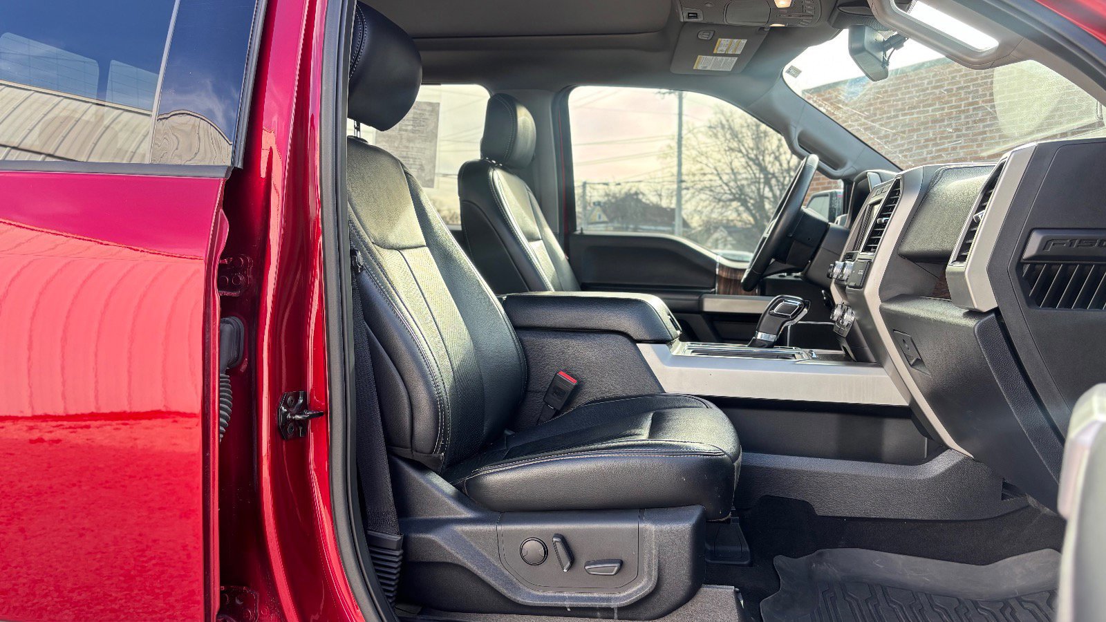 Certified 2019 Ford F150 Lariat w/ Equipment Group 502A Luxury image 31