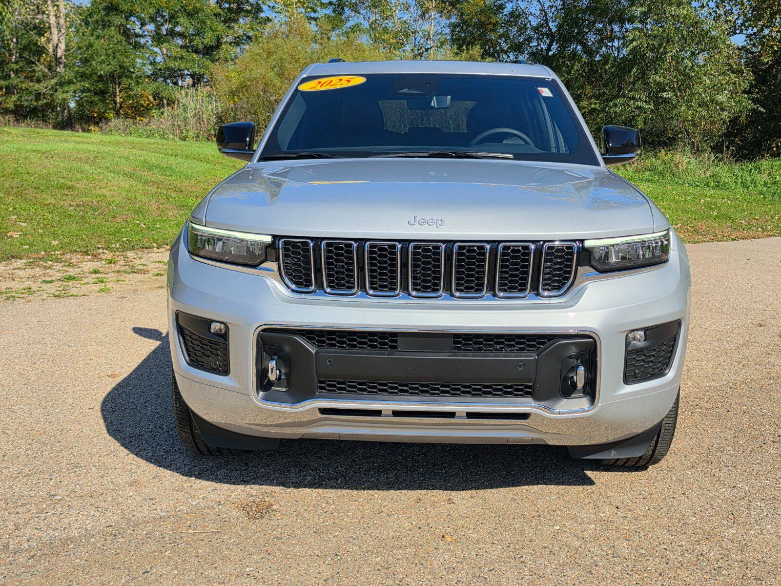 Used 2025 Jeep Grand Cherokee Overland w/ Luxury Tech Group IV AWD/4WD image 10