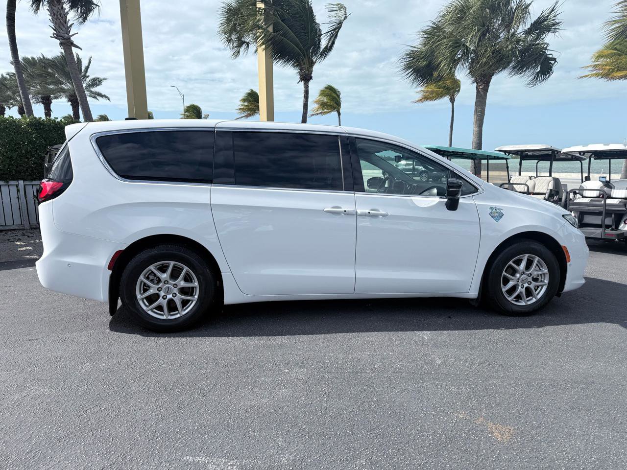 Used 2024 Chrysler Pacifica Touring-L image 7