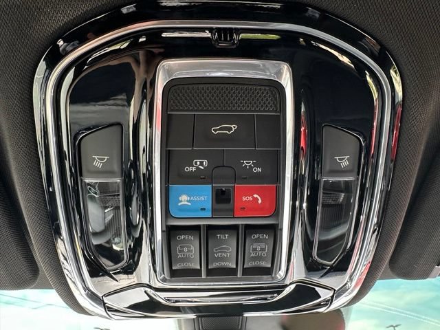 Used 2023 Jeep Grand Cherokee Overland AWD/4WD image 24